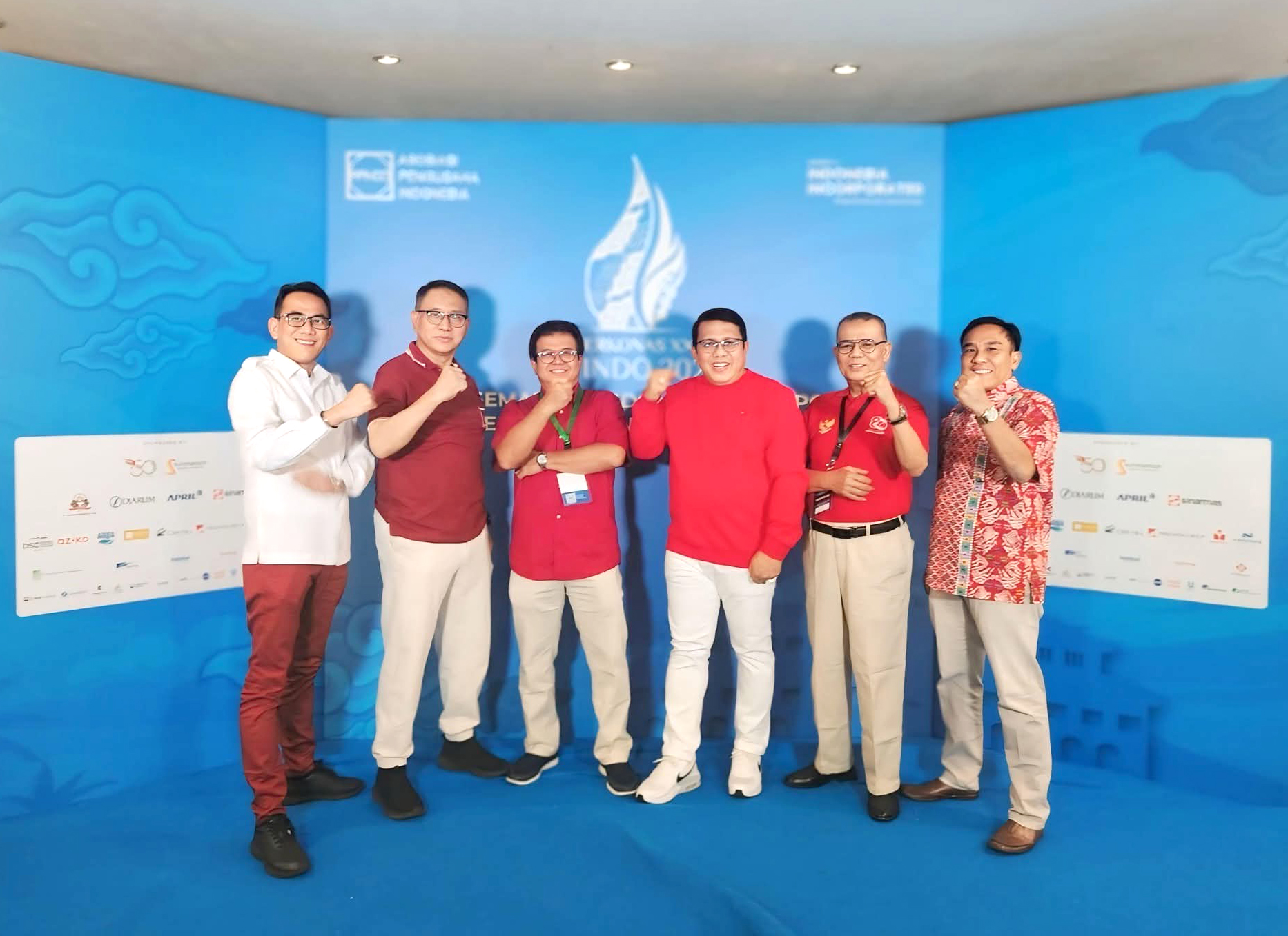 Foto bersama dengan Menteri Ketenagakerjaan, Menteri Koordinator Bidang Infrastruktur, Menteri UMKM, Menteri Ekraf, Bapak Sofyan Wanandi dan Para Ketua DPK/DPKO APINDO. [ Hari ke-2 Rakerkonas XXXIV DPN APINDO 2025 ]